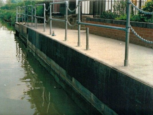 Stokbord used as canal side jetty buffers